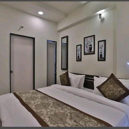 Oyo 80228 Hotel Richa Halol ภายนอก รูปภาพ