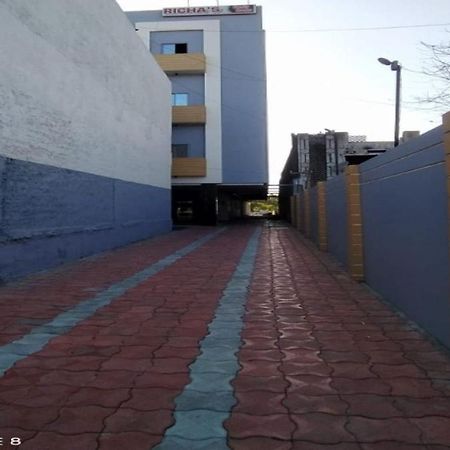 Oyo 80228 Hotel Richa Halol ภายนอก รูปภาพ