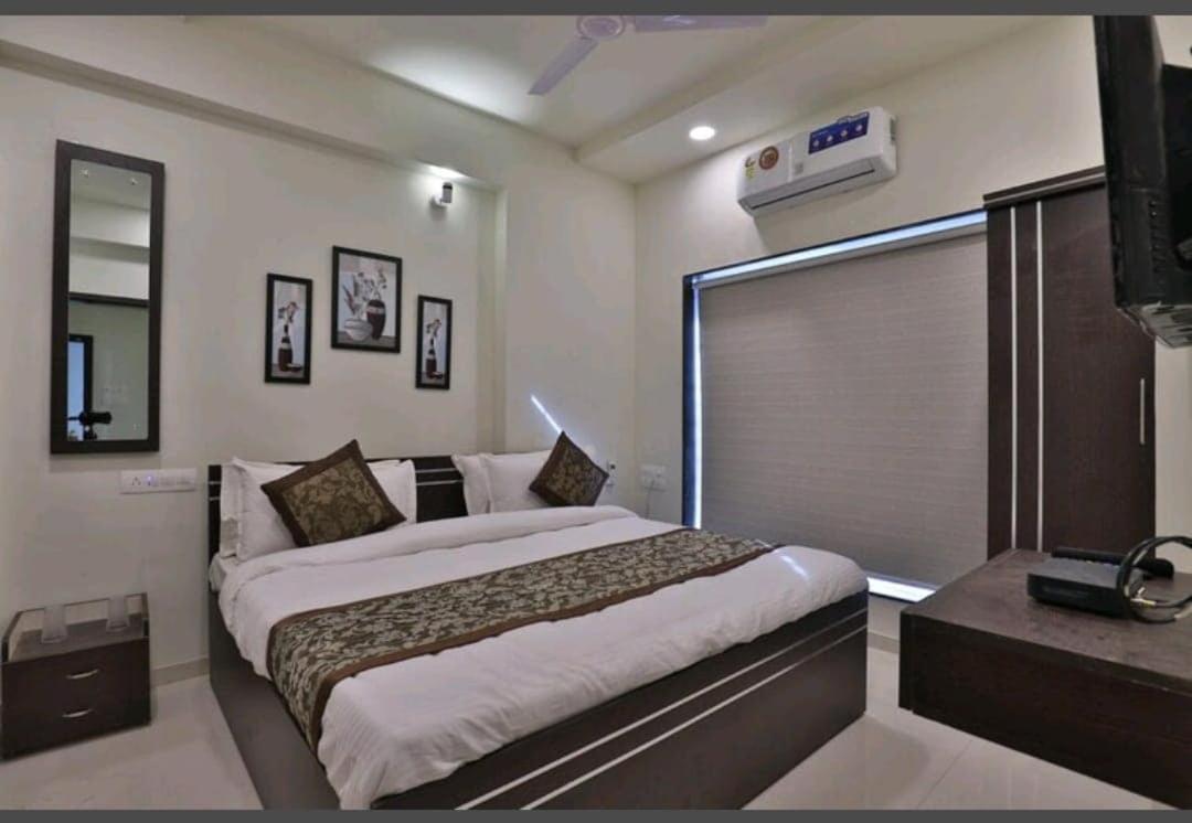 Oyo 80228 Hotel Richa Halol ภายนอก รูปภาพ